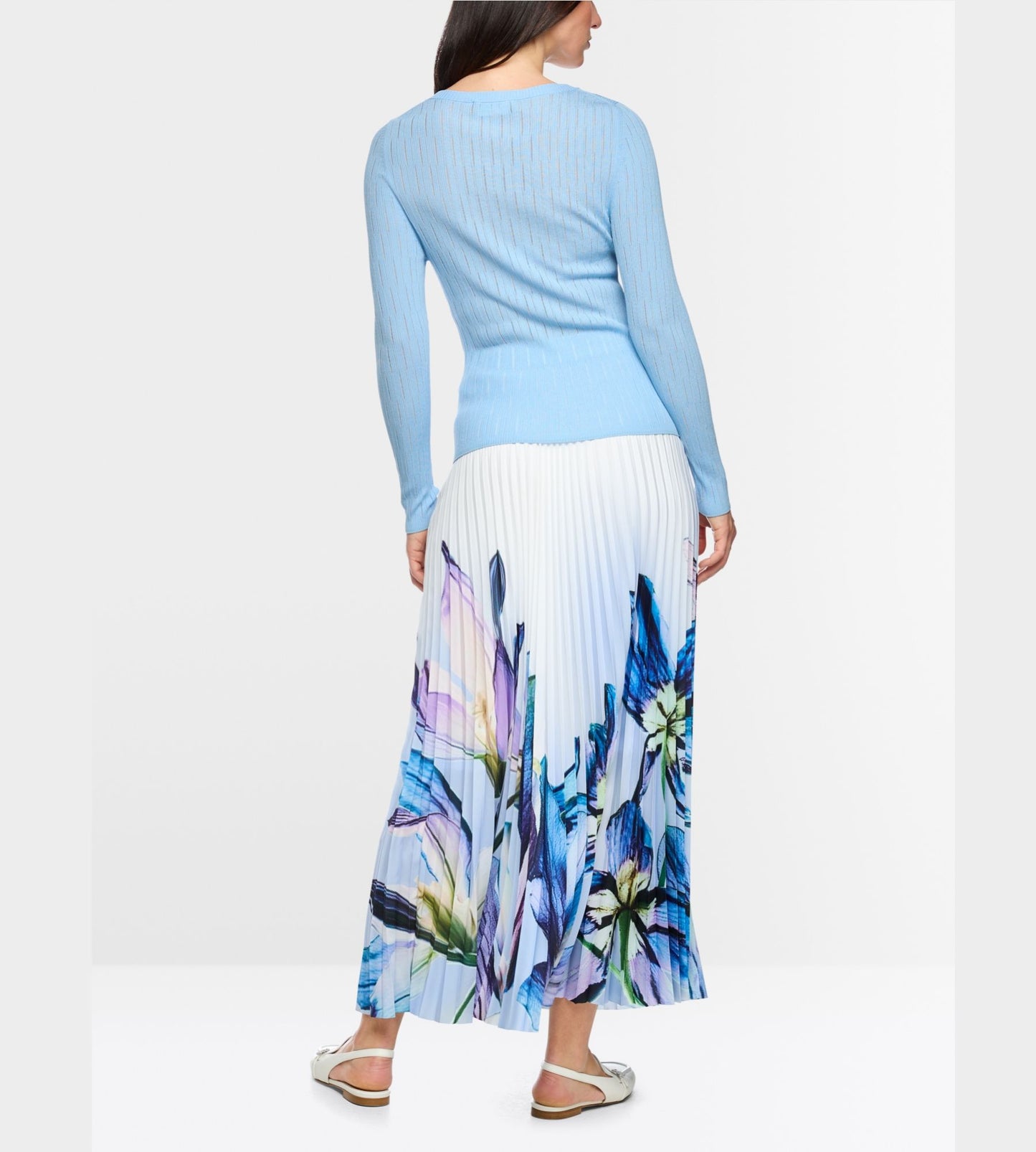 Round Sweater Neck Jumper with Ribbed Texture